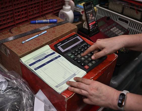 AFP | Utilizan un calculadora.