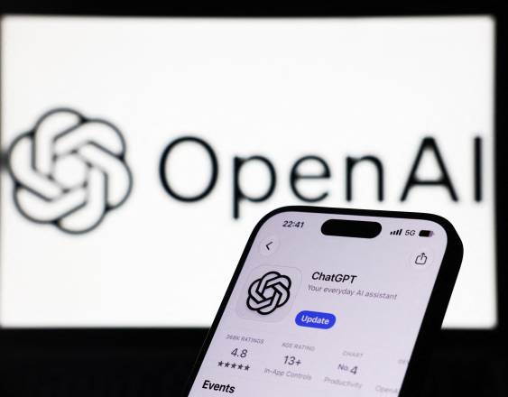 AFP | El logotipo de OpenAI en la pantalla de una computadora portátil y ChatGPT en la App Store.