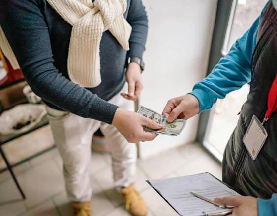 Pexels | Una persona realiza un pago en efectivo.