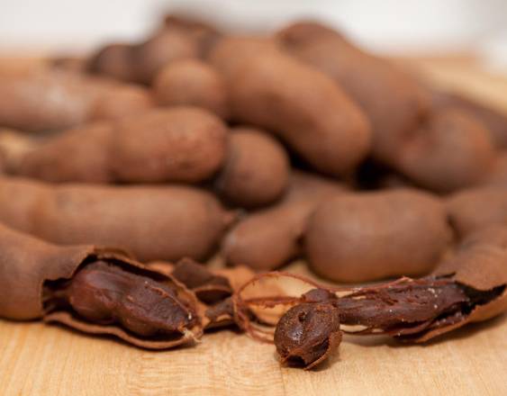 PIXABAY | Unos tamarindos en cáscara, listos para ser comercializados y utilizados en recetas tradicionales, como chichas o dulces.