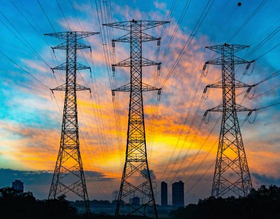 PEXELS | Líneas eléctricas de alto voltaje diseñadas para transportar energía a largas distancias.