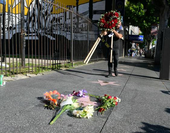 Un hombre lleva una corona de flores a la estrella del actor y director estadounidense Rob Reiner.
