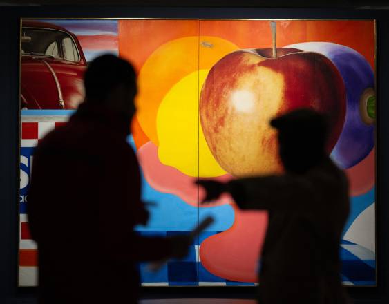 Visitantes gesticulan frente al cuadro «Still Life #29» del pintor estadounidense Tom Wesselmann, expuesto en la muestra «Cézanne y nosotros», antes de su inauguración en el Grand Palais de París.