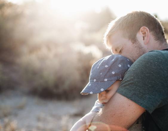 Pexels | Imagen ilustrativa donde se muestra a un hombre acoger entre sus brazos a un pequeño niño, como un emotivo gesto de amor y cariño.