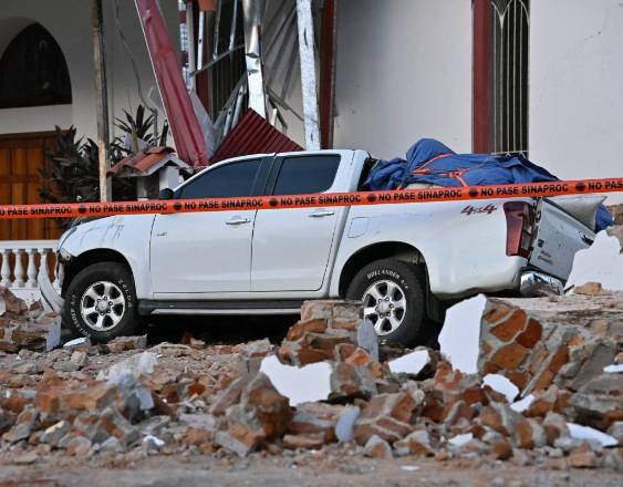 afp | Un carro en medio de los escombros tras sismo.