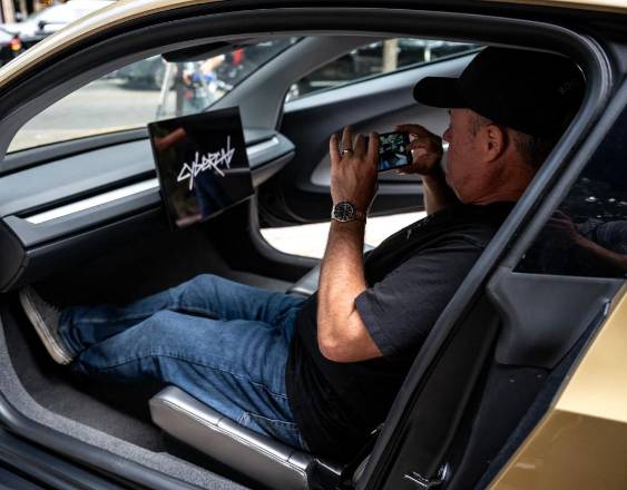 RONALDO SCHEMIDT / AFP | Un hombre dentro de un Tesla's Cybercab.