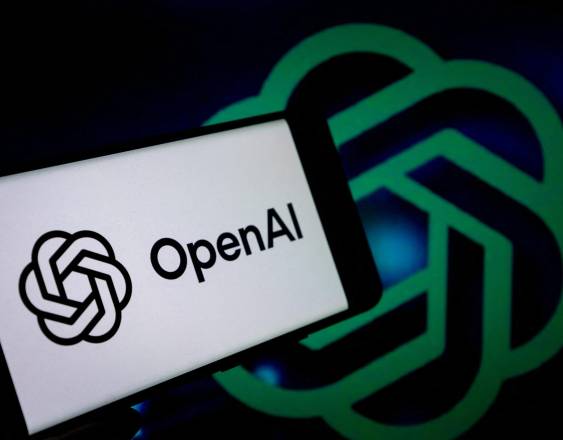 AFP | Una fotografía ilustrativa muestra el logotipo de OpenAI en un teléfono inteligente.