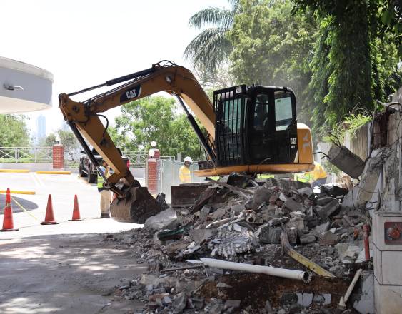 J.Andrade | Una retroexcavadora quitando una estructura de concreto.
