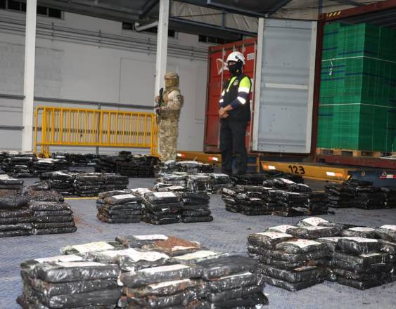 La Aeronaval incauta 999 paquetes de presunta droga en operación en la zona portuaria del Pacífico