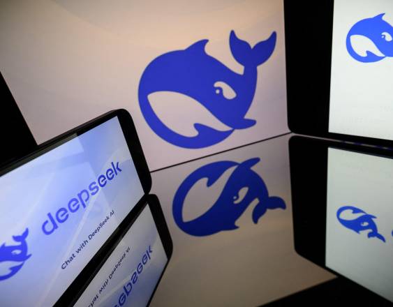AFP | Pantallas con el logotipo de DeepSeek, una empresa de inteligencia artificial que desarrolla grandes modelos de lenguaje de código abierto.