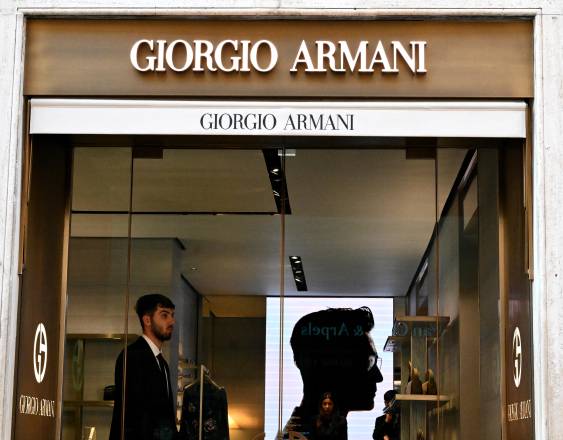 Imagen que muestra el logotipo de Giorgio Armani en la fachada de la tienda de la Via dei Condotti, en el centro de Roma.