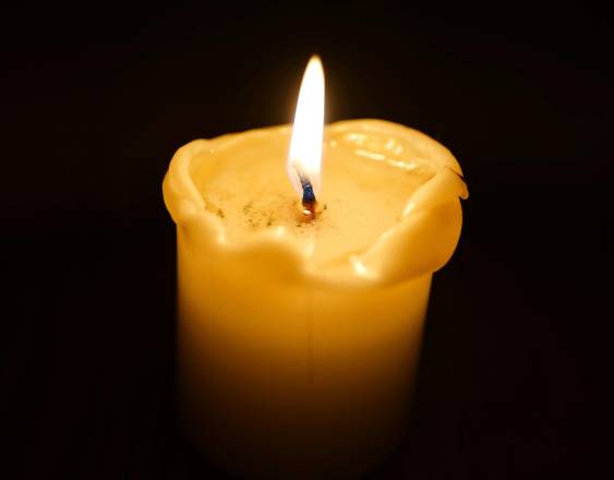 PEXELS | Una vela encendida.