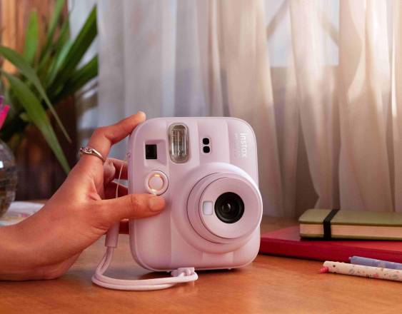 (Foto de ARCHIVO) Instax mini 13 en color Candy Pink (rosa)