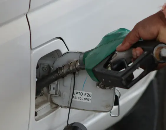 PEXELS | Una persona cargando combustible.