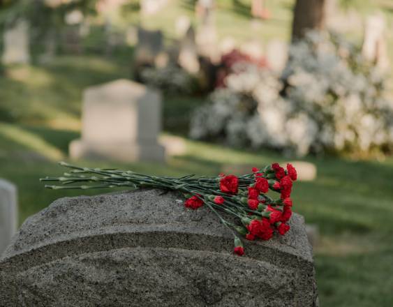 Pexels | Lápida funeraria.