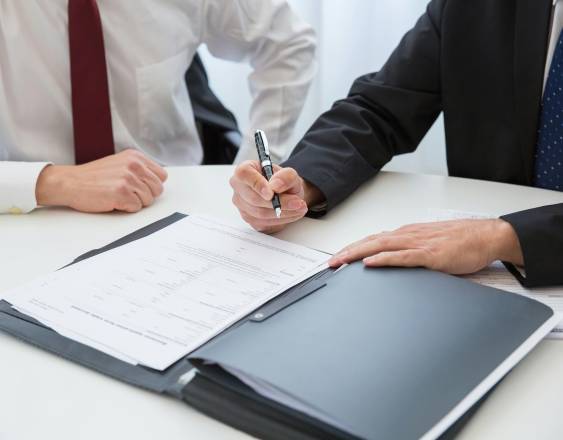 PEXELS | Una persona leyendo un contrato de trabajo y revisando cada cláusula antes de firmarlo.