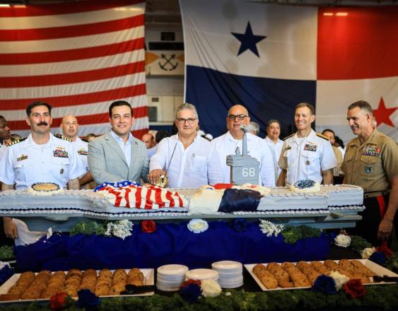 Cortesía | Comandantes del USS Nimitz, el embajador Cabrera y el ministro Orillac.