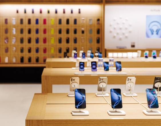 (Foto de ARCHIVO) Varios IPhone expuestos en la nueva tienda de Apple en La Vaguada, a 27 de noviembre de 2024, en Madrid (España).