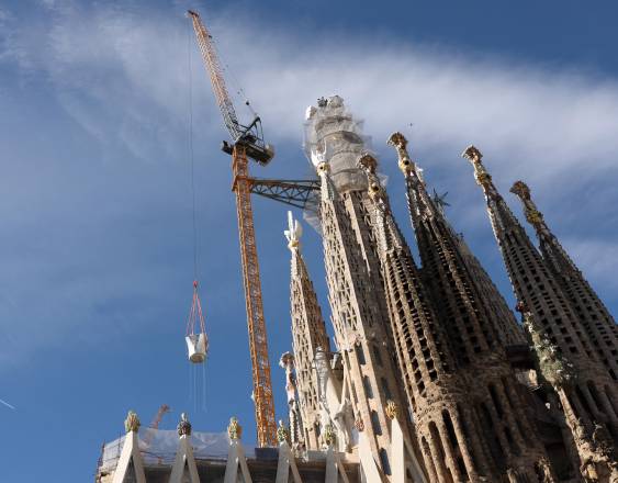 AFP | Una grúa levanta la última pieza de la cruz de 17 metros de altura y 13,5 metros de ancho que completa la Torre de Jesucristo de la Sagrada Familia en Barcelona el 20 de febrero de 2026.