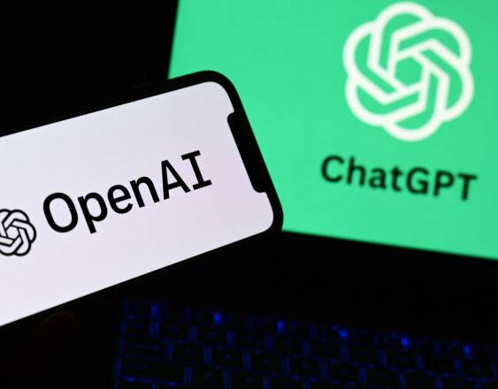 Un teléfono inteligente y una computadora portátil con los logotipos del laboratorio de investigación de inteligencia artificial OpenAI y del robot ChatGPT.
