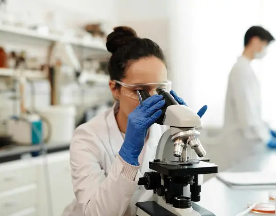 Pexels | Una investigadora verifica pruebas con el microscopio.