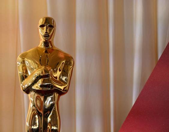 Una estatua del Oscar se ve en la alfombra roja durante la 97.ª edición de los Premios Óscar.