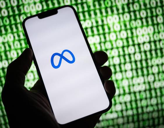 El logotipo de Meta en un teléfono inteligente en Mulhouse.