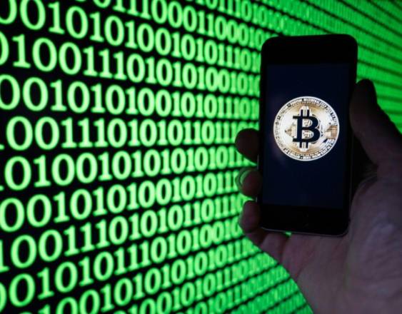 AFP | Un celular con el logo de bitcóin.