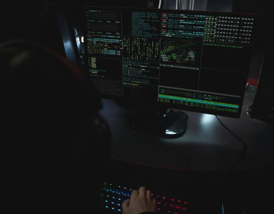 Ante la rápida evolución de la IA, la formación práctica y la especialización emergen como pilares en el mercado laboral