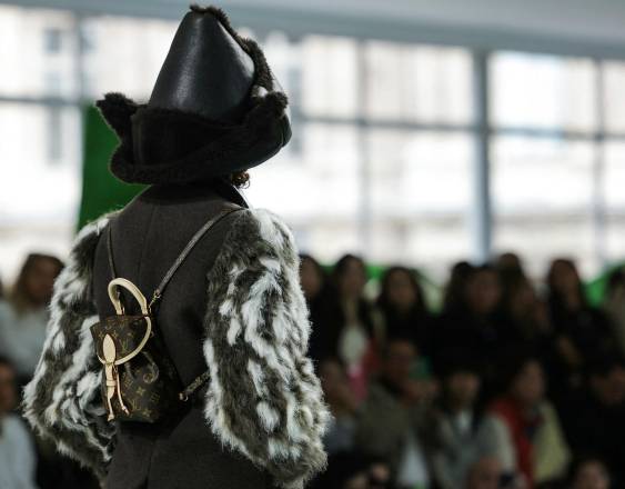 Una modelo presenta una creación de Louis Vuitton para el desfile de la colección.