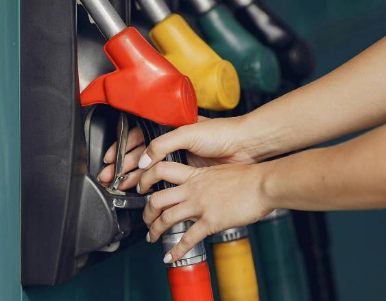 A partir de hoy aumenta el precio de la gasolina y baja el del diésel