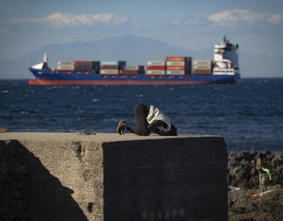Europa Press | Un inmigrante reza en una playa, a 21 de agosto de 2026, en Ceuta (España).
