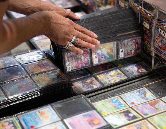 AFP | Un visitante revisa un álbum de cartas de Pokémon en el puesto de un vendedor de juegos de cartas coleccionables durante la 25.ª edición de la Japan Expo Paris, 2026.