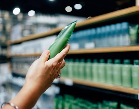 Cortesía | Una persona revisa el etiquetado de un producto en un supermercado.
