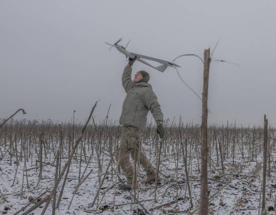 AFP | Un miembro ucraniano de un equipo de drones de la Brigada Azov, cuyo indicativo es Sava.