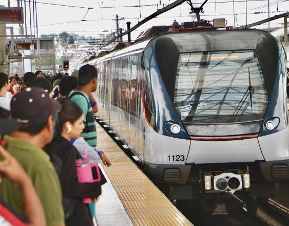 ML | Personas esperan la llegada del tren en una estación del Metro para trasladarse hacia sus hogares.