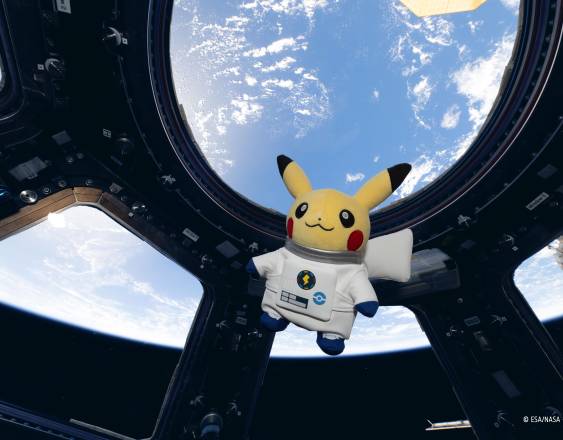 ESA/NASA/S.ADENOT | Pikachu en la cúpula de la Estación Espacial Internacional.