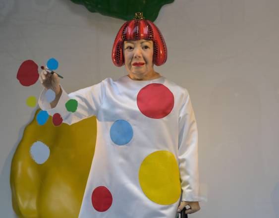 Un robot hiperrealista de la artista Yayoi Kusama pintando un escaparate se encuentra en la tienda de Louis Vuitton de la Quinta Avenida, en Nueva York.