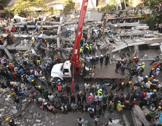 Equipos de rescate y voluntarios buscan supervivientes entre los escombros de un edificio colapsado tras un terremoto en Cali, Colombia, el 11 de agosto de 2026.