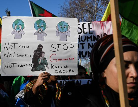 AFP | Manifestantes con pancartas y banderas participan en una manifestación en solidaridad con los kurdos del norte de Siria, en la Plaza de la República, en el centro de París, el 24 de enero de 2026.