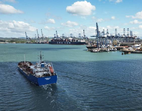 AFP | Vista aérea del puerto de Balboa en la Ciudad de Panamá. Se observan varios buques llegando al puerto para el trasbordo de mercancías.