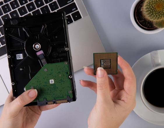 Magnific | Intel avanza en su acuerdo con Apple y ya está fabricando chips para iPhone, iPad y Mac.