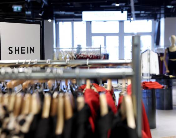 AFP | Una vista de la tienda del gigante asiático del comercio electrónico Shein en los grandes almacenes Bazar de l’Hotel de Ville (BHV) de París.