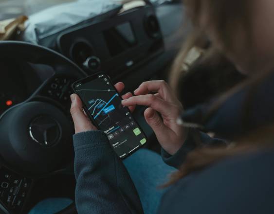 PEXELS | Un conductor de una plataforma digital de transporte.