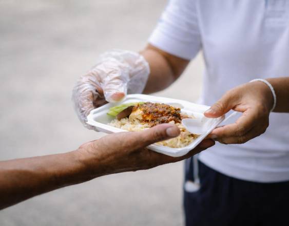 Imagen generada con IA | Una persona comprando comida.
