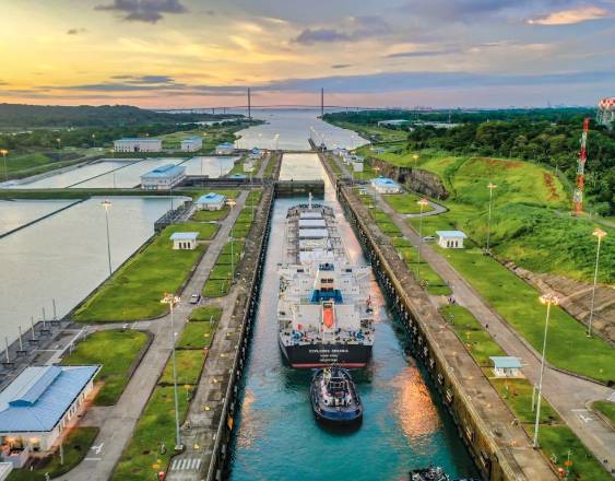 CANAL DE PANAMÁ | Vista de un barco cruzando la vía.