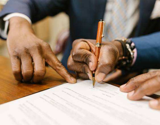 PEXELS | Una persona firmando un contrato laboral.