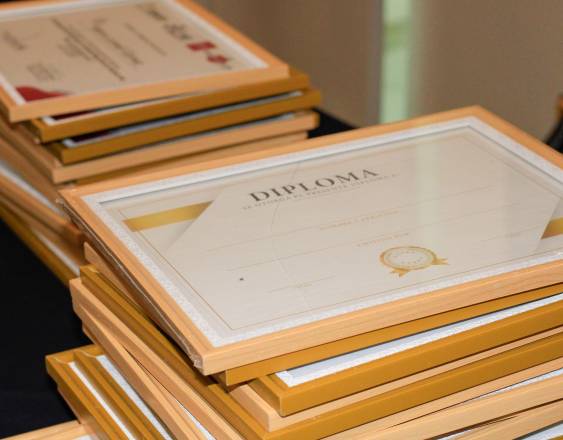 Pexels | Varios diplomas sobre una mesa, antes de ser entregados.