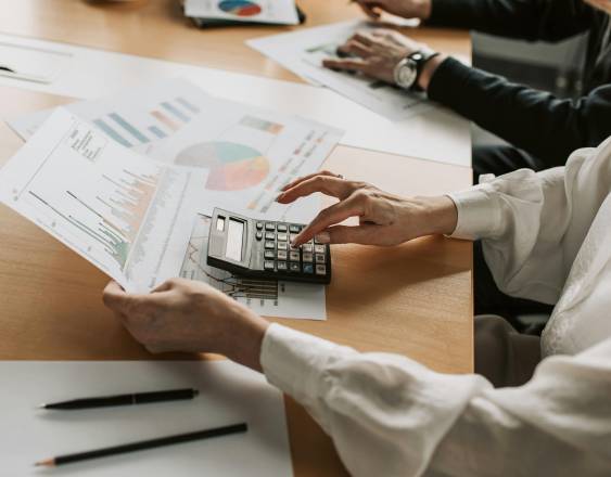 PEXELS | Una persona con una calculadora realiza operaciones matemáticas para conocer las finanzas.