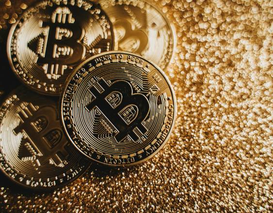 Pexels | Monedas de bitcoins de color dorado.